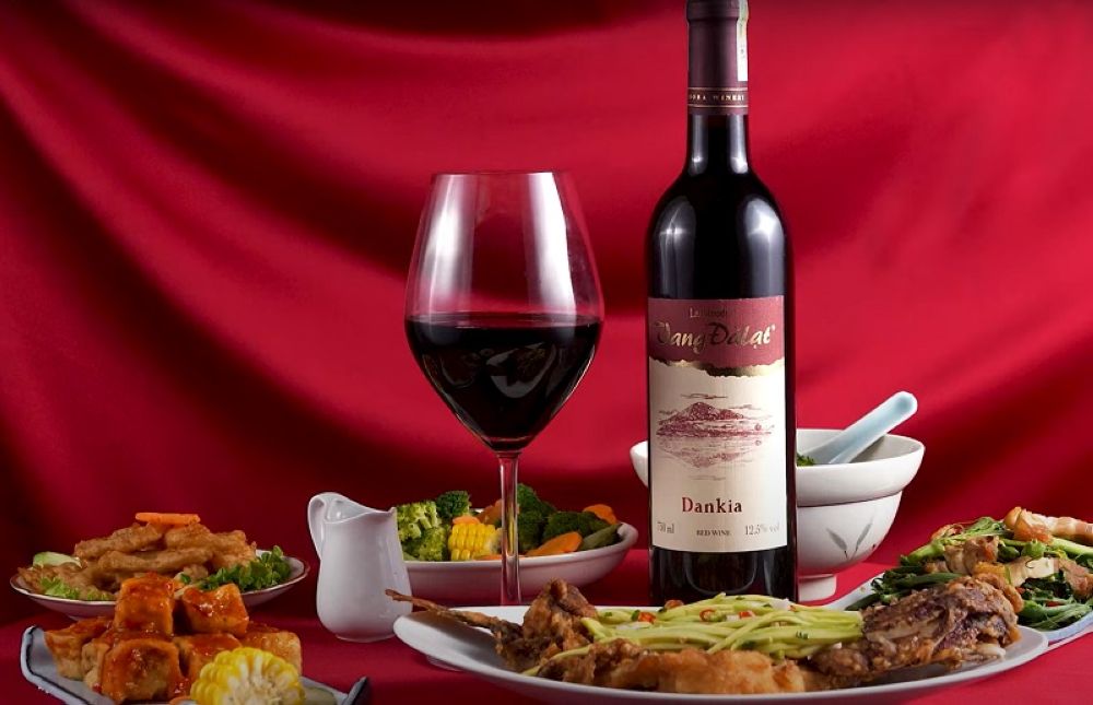 Rượu vang Đà Lạt được làm từ những trái nho chín mọng, hương vị kết hợp hoàn hảo giữa vị chát nhẹ, ngọt ngào và một chút chua dịu